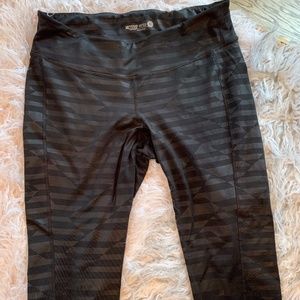 Old Navy Capri Black Graphic Pattern Leggings XL